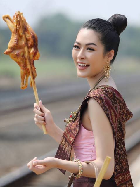 twentiesk's tweet photo. จากนางงามไก่ย่าง สู่นางงามกุ้งย่าง https://t.co/bujo51hYfx
