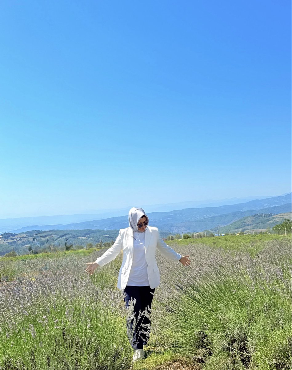 gulsengazel's tweet photo. Lavanta bahçesinde güzel kokular arasında güzel bir an 🌸 https://t.co/2Fp0V0IdCU