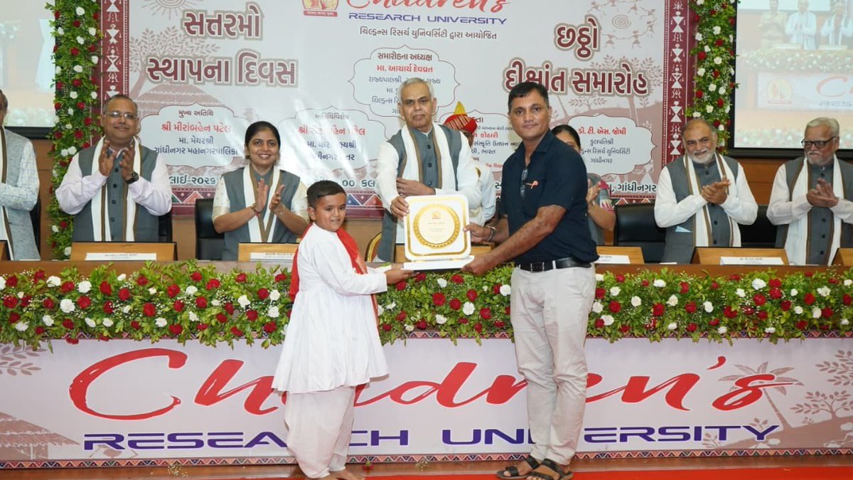 Bhaveshpandya16's tweet photo. ચિલ્ડ્રન યુનિવર્સિટી દ્વારા વિશેષ પ્રતિભા ધરાવતા બાળકોને મહામહિમ રાજ્યપાલ શ્રી આચાર્ય દેવવ્રતજી ને હાથે સન્માન થયું.
આ ત્રણેય બાળકો અંગે આપ જોઈ શકશો.
@GujiPedia આ બાળકોને ઈન્ડિયા બુક ઓફ કિડ્સ રેકોર્ડ સુધી પહોંચાડશે.

@ADevvrat 
@CMO 
@gujratsamachar https://t.co/CAGktRd4SC
