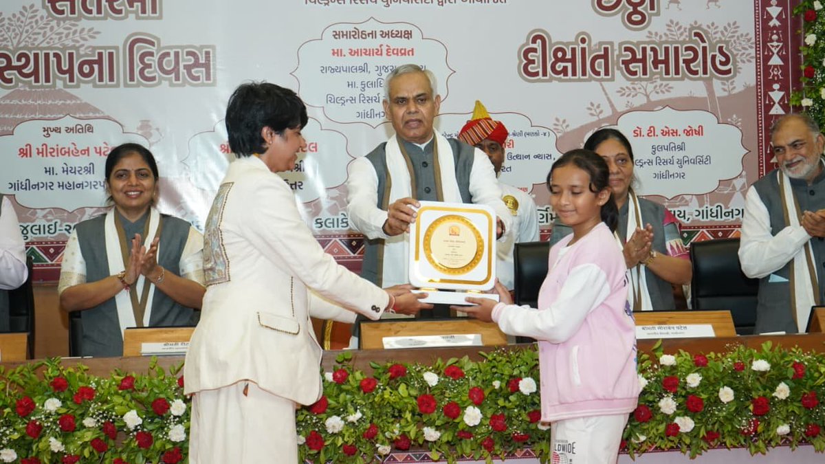 Bhaveshpandya16's tweet photo. ચિલ્ડ્રન યુનિવર્સિટી દ્વારા વિશેષ પ્રતિભા ધરાવતા બાળકોને મહામહિમ રાજ્યપાલ શ્રી આચાર્ય દેવવ્રતજી ને હાથે સન્માન થયું.
આ ત્રણેય બાળકો અંગે આપ જોઈ શકશો.
@GujiPedia આ બાળકોને ઈન્ડિયા બુક ઓફ કિડ્સ રેકોર્ડ સુધી પહોંચાડશે.

@ADevvrat 
@CMO 
@gujratsamachar https://t.co/CAGktRd4SC