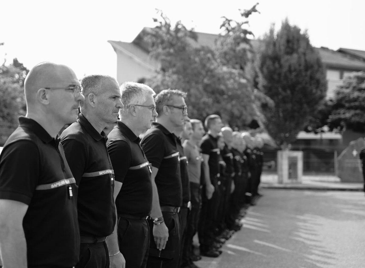 SDIS_74's tweet photo. ⚫HOMMAGE
Une minute de silence a été observée, ce matin, dans les centres d'incendie et de secours de la Haute-Savoie, en hommage à Anthony Berthôme et Wilfried Schmitter, tous deux sapeurs-pompiers au SDIS 33, décédés en intervention lors de l'incendie de Mérignac le 21 juillet https://t.co/Wp45DNhsuk