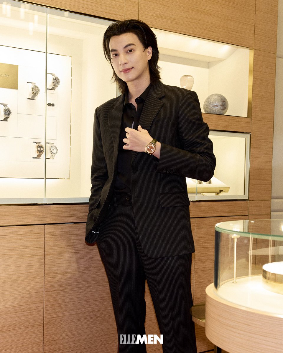 ElleMenThailand's tweet photo. กลัฟ–คณาวุฒิ ไตรพิพัฒนพงษ์ ร่วมงานเปิด OMEGA บูติกแห่งใหม่ที่ ICONSIAM พร้อมเผยลุคเรียบหรูด้วย Constellation Observatory ขนาด 39.4 มม. ในวัสดุ Moonshine™ Gold สะท้อนเอกลักษณ์ของคอลเลกชันที่ผสานความประณีตและความร่วมสมัยได้อย่างลงตัว

#OMEGAThailand #OMEGA https://t.co/oCDnGtXd9i