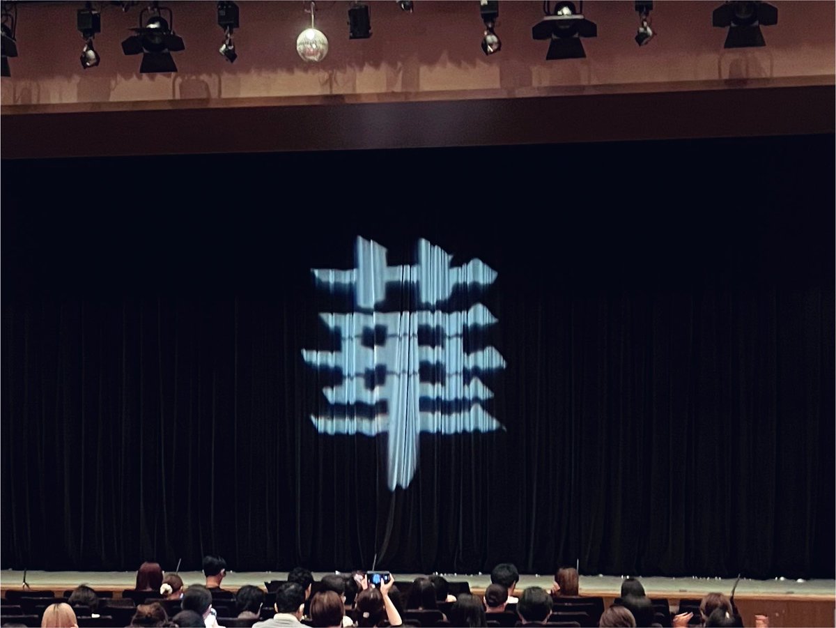 rhx9qf's tweet photo. 華山単独ライブ
オープニングの盛大な拍手に「卒業せえへんよ？」と困惑するお二人よかった
みんなに愛されてるなぁ☺️
漫才7本 どれも面白かった〜！
最後のネタ好き。涙出るくらい笑った😂 https://t.co/xMHp04p7W6