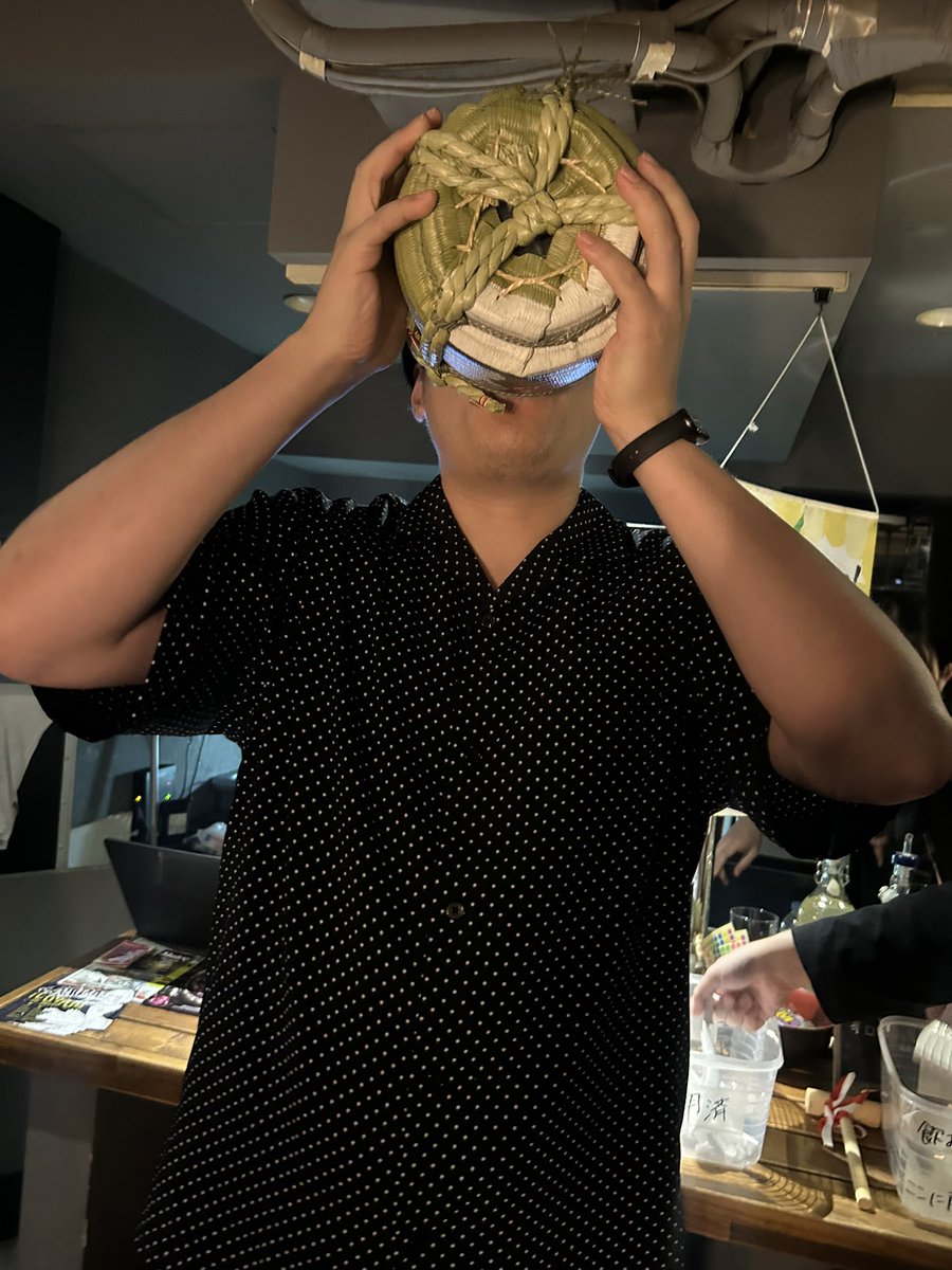 12_1's tweet photo. ハッスルタイム日本酒樽飲み男爆誕 https://t.co/w6NBchXbnx