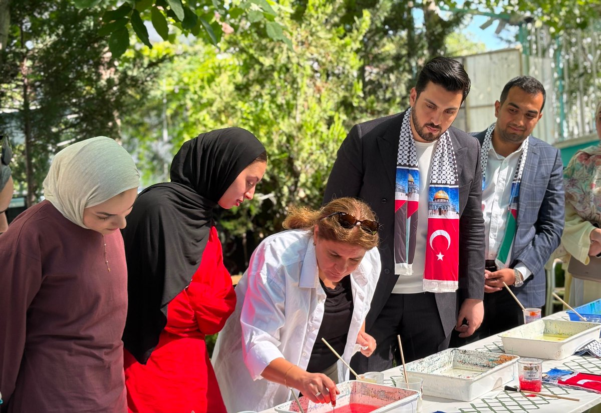 avhalilatasoy's tweet photo. Filistinli kardeşlerimizle ebru sanatı etkinliğinde bir araya geldik. 🖌️🎨

Suya düşen her renk, ortak medeniyetimizin izlerini; ortaya çıkan her desen ise kardeşliğimizi, dayanışmamızı ve Filistin'in özgür yarınlarına dair umudumuzu yansıttı.

Sanatın birleştirici gücüyle gönüllerimizi buluştururken, Filistinli kardeşlerimizin her daim yanında olduğumuzu bir kez daha ifade ettik.
🇹🇷🇵🇸