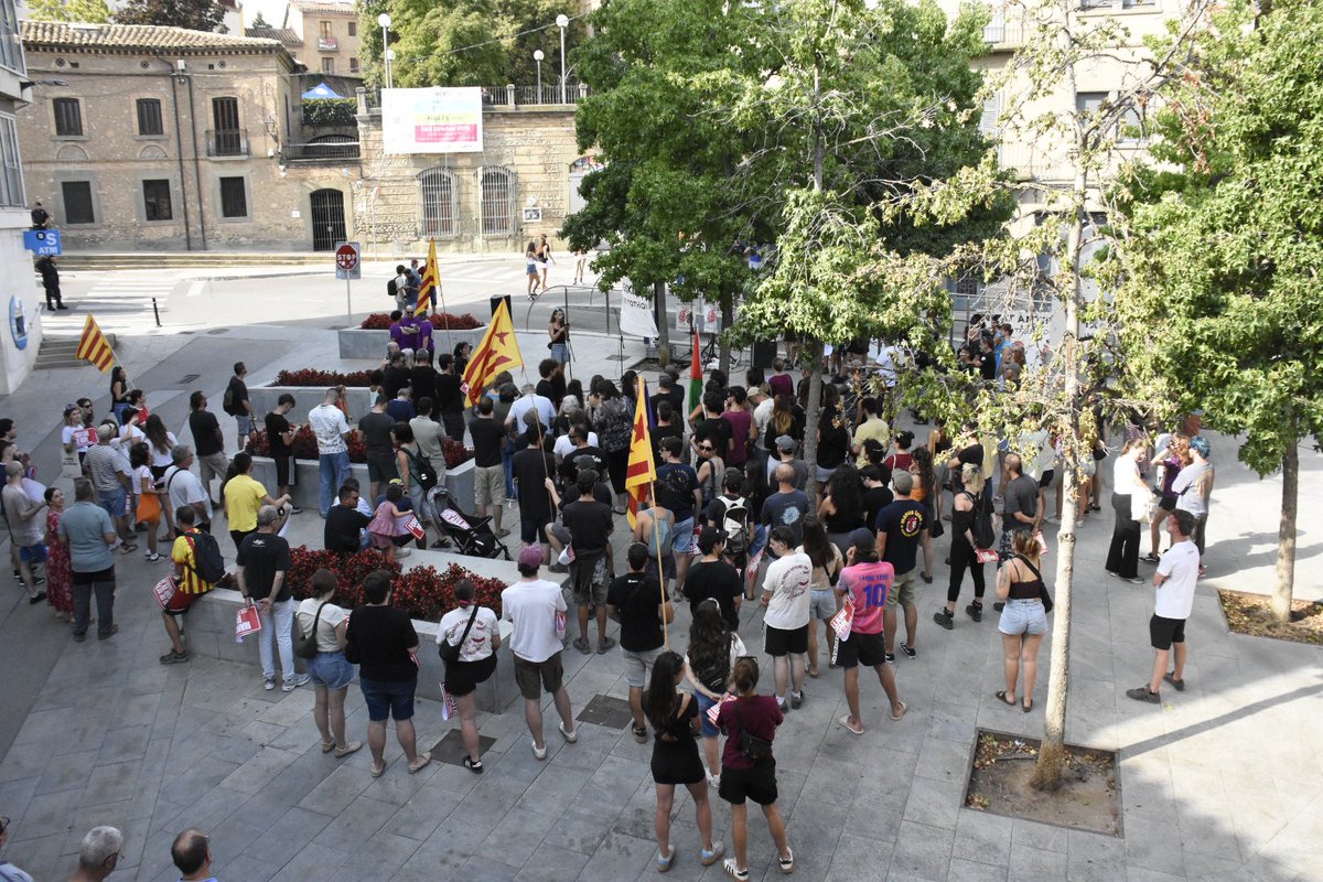 Endavant_OSAN's tweet photo. 🚩 Ni a Manlleu, ni enlloc! 

Amb el poble que planta cara a la presencia d’Aliança Catalana plaça a plaça, carrer a carrer de punta a punta del país 

Unitat antifeixista per una terra de tothom https://t.co/1HZ5DIxAC7