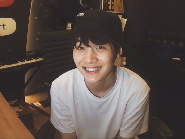 jnyprivss's tweet photo. @BANGwooliee his bunny smile >< https://t.co/wBzDIBvxMQ