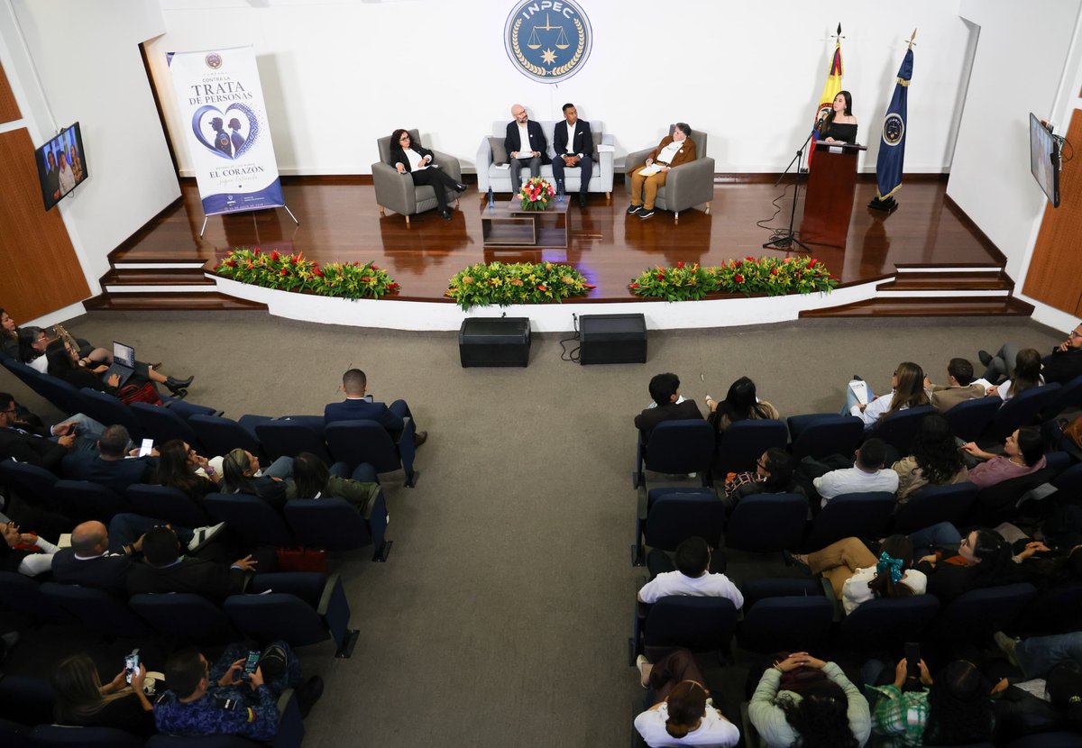 DInpec's tweet photo. Hoy acompañamos un diálogo de alto nivel sobre uno de los mayores desafíos en materia de derechos humanos: la prevención de la trata de personas, durante el conversatorio "Libres de trata: protegiendo el camino tras recuperar la libertad". 🧵👇🏻 https://t.co/zNlQAUKljY