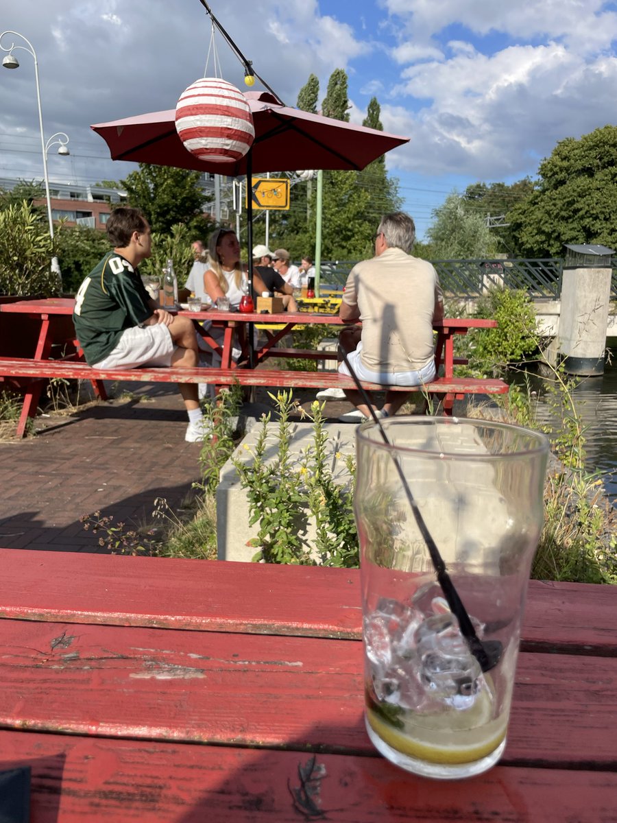 CoachCaroline's tweet photo. O my, had uitgerekend ik een date met een man die gelooft dat mensen van geslacht kunnen veranderen. 

Hij noemde mij een gekkie, stond abrupt op en wenste mij een fijn leven verder. 

#geenmatch https://t.co/Gx6N2Ulukz