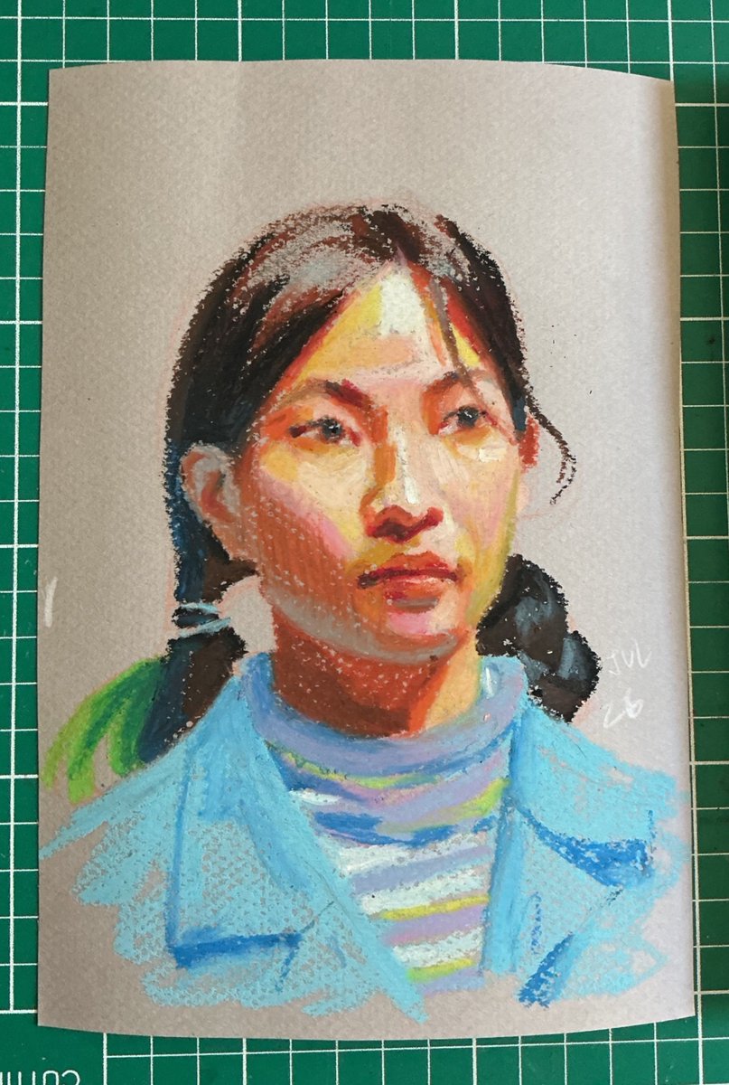GabrielArgah's tweet photo. Retrato com giz pastel oleoso. Nesse testanto o papel mi teintes do lado com mais textura.  É um ótimo papel, mas n gostei muito desse lado com mais textura.  Gostei mais do outro lado mais liso

Oil pastel https://t.co/SRzo7sQTt5