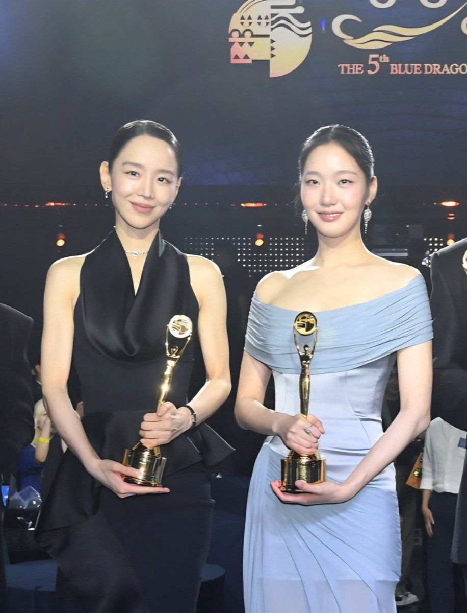 hallyuforums's tweet photo. Two Divas, Two Big Wins ❤️

Best Actress: #ShinHaeSun
Grand Prize (Daesang): #KimGoEun

#HallyuForums #Hallyu #Photocall https://t.co/YNGIcaExuV