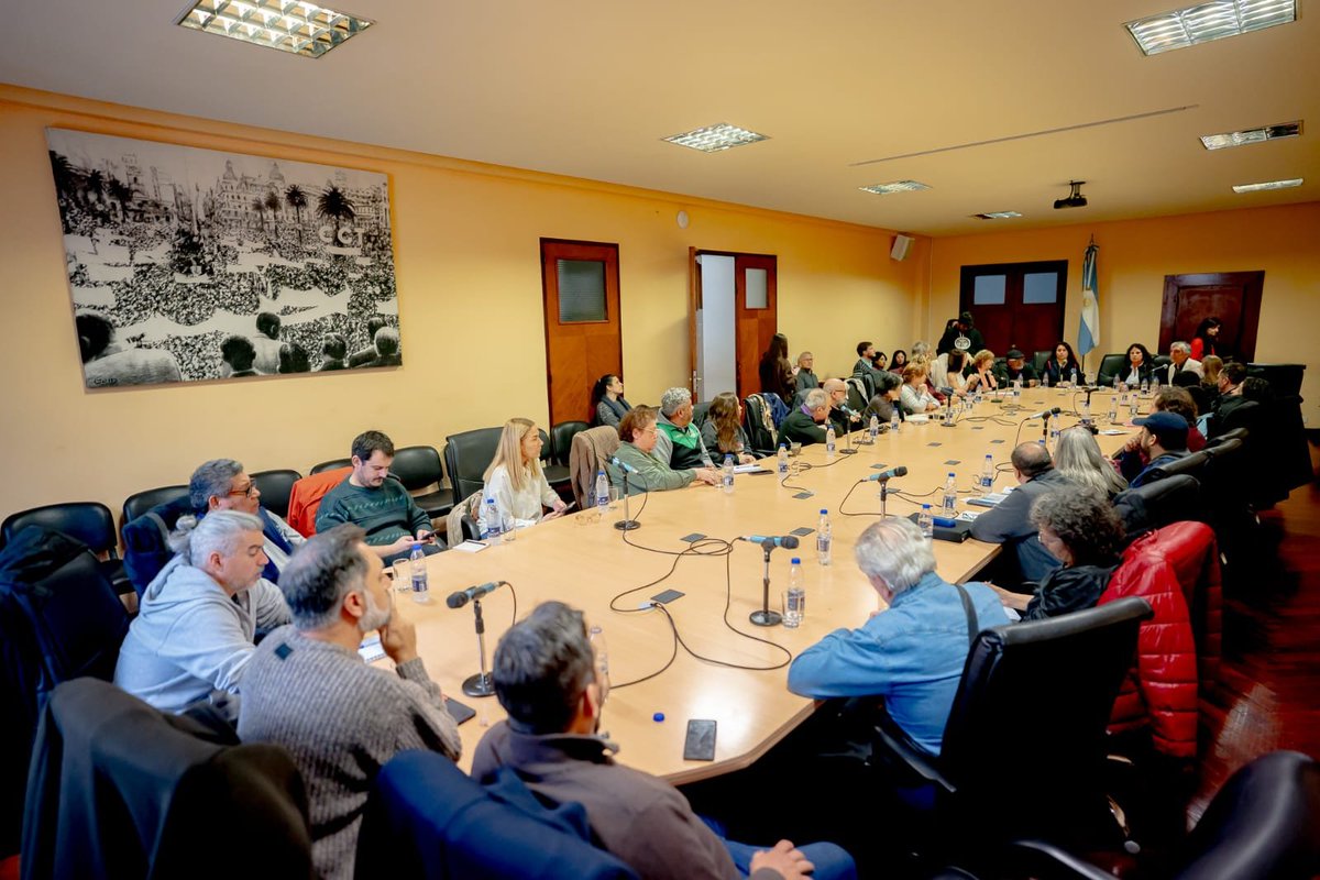 TrabajoPBA's tweet photo. En representación del Ministerio de Trabajo, la coordinadora ejecutiva de la Comisión Bonaerense de Trabajo y Cultura, @LizarasoFlor, participó de un encuentro realizado en la CGT. https://t.co/kZRMsWle23