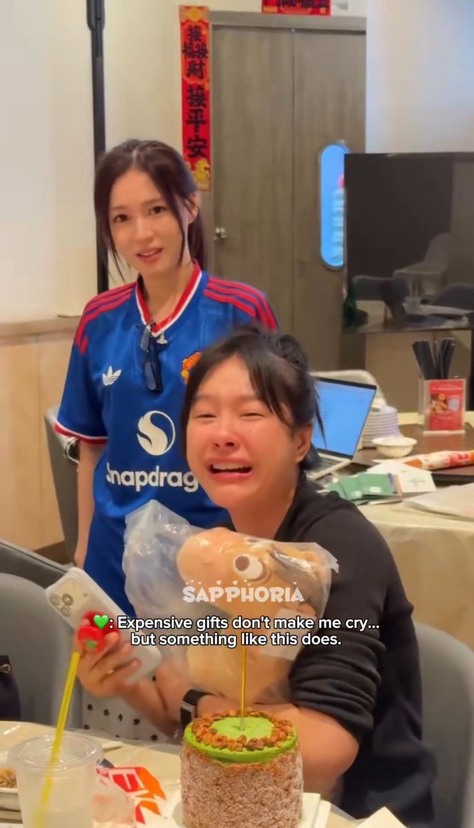 panlyluverr's tweet photo. this is peak milklove dynamic pls love was so confused 😭😭😭 but milk didn't want expensive stuff she only wanted her plushie 😭😭😭 https://t.co/L2BnX3J9lX