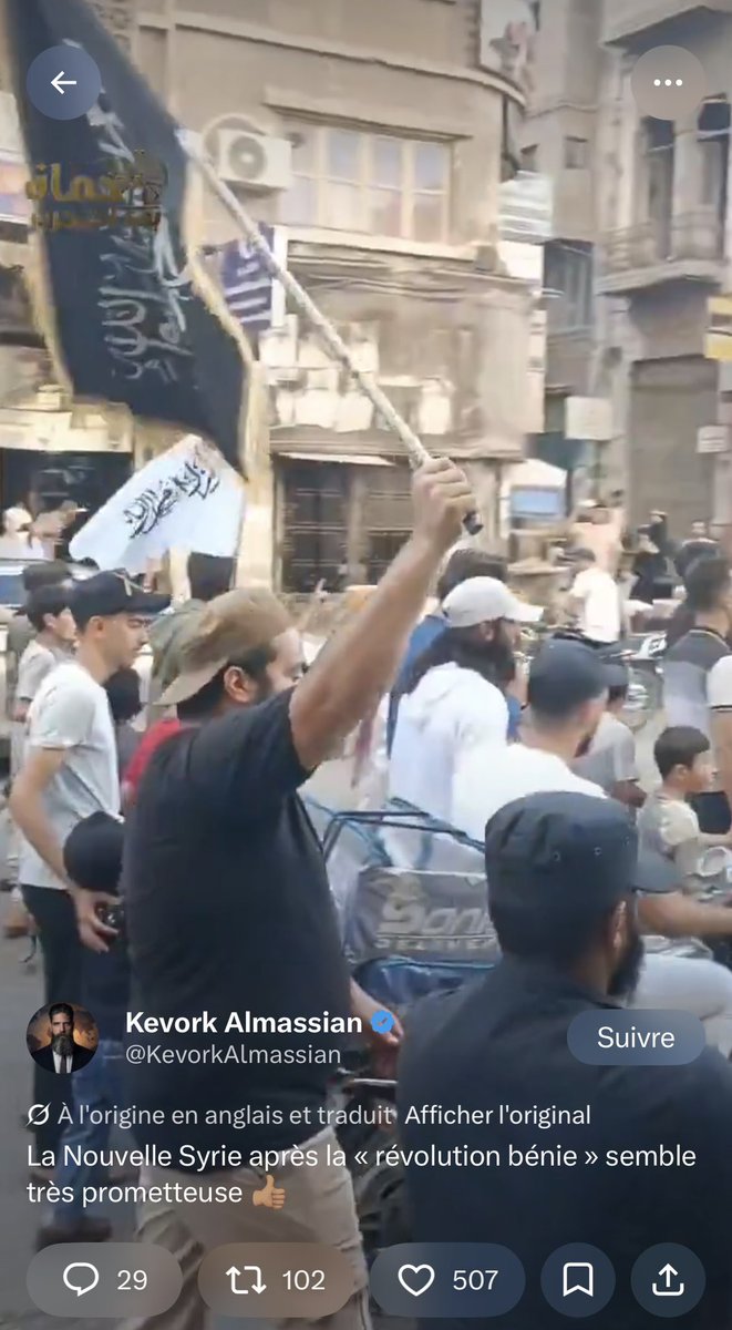AlexandreRifai's tweet photo. L’Occident naïf croit tout ce que les islamistes lui disent.

On nous dit que l’Europe et la France aident la Syrie pour lutter contre le terrorisme et Daech.

Mais pas un jour ne passe sans que le drapeau de Daech soit brandi dans les villes de la nouvelle Syrie.

Et savez-vous ce que demandent les manifestants, ici, à Hama ? Ils réclament le meurtre, l’égorgement, l’emprisonnement, la torture et la répression, au nom de la charia, contre tous les kouffars : comprenez, dans leur discours, les hérétiques, les Alaouites, les Druzes, les Chrétiens, les Juifs et les apostats ainsi que tout ce qui n’est pas conforme à leur idéologie djihadiste sunnite. Voilà la vérité. Et c’est un Syrien dont la famille paternelle est sunnite qui vous parle. 

Ils veulent instaurer les lois de Daech. Ils brandissent le drapeau de Daech. 

Encore une fois, notre naïveté à croire les djihadistes risque de nous être fatale. Car le Daech que tout le monde a combattu en 2015 est désormais banalisé et, de facto, toléré.

Aujourd’hui, le régime de Joulani est un État islamique. Ne l’appelez pas Daech, mais croyez-moi : des membres de Daech y sont largement présents, reconditionnés certes, noyés dans la masse, mais bien présents. Et ils sont nourris par les milliards des Européens.

Vous pouvez continuer à sourire, Monsieur @EmmanuelMacron.