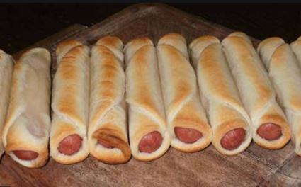 SidVina's tweet photo. Ayer hice empanadas y me sobraron tapas así que hice lo más adulto: compré salchichas para hacer este manjar. https://t.co/ok1CgxKciw