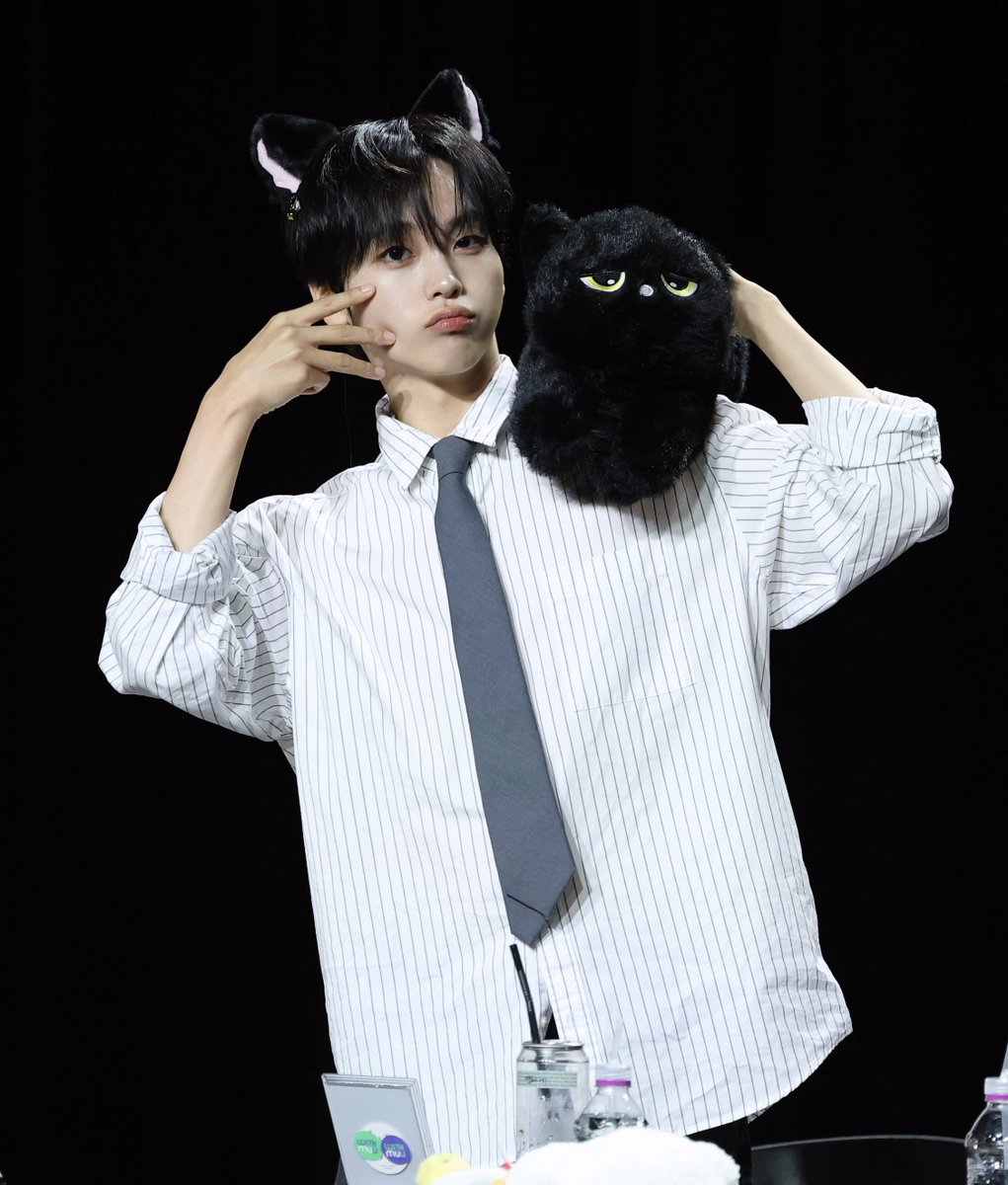 chichiii_13's tweet photo. 260731 위드뮤 팬싸

초롱초롱냥 랑 지토메냥🐱

#크래비티 #CRAVITY #형준 https://t.co/qsUwoDN6Gl
