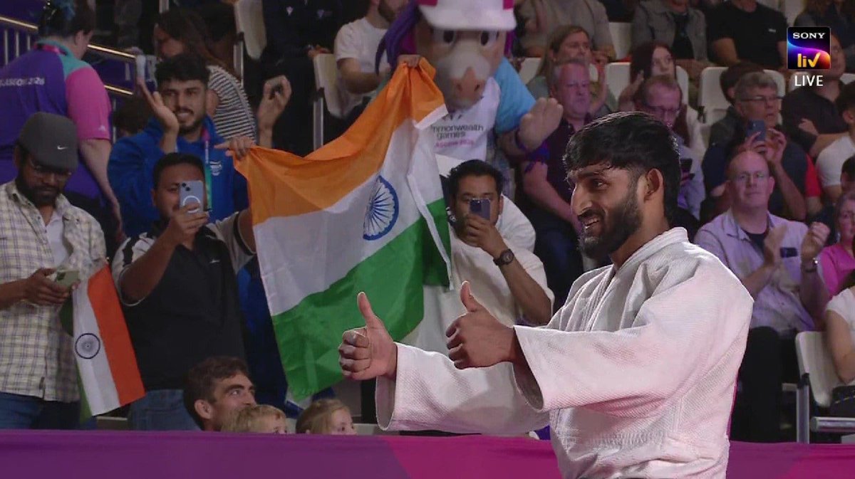 MeghUpdates's tweet photo. 🚨 DOUBLE GOLD FOR INDIA 🥇

Asmita Dey wins Gold in the women's 48kg judo event, becoming the first Indian woman judoka to win Commonwealth Games Gold.

Harsh Singh also bags Gold. 

=> What a day for India 🇮🇳 https://t.co/qcJLAtVvcT