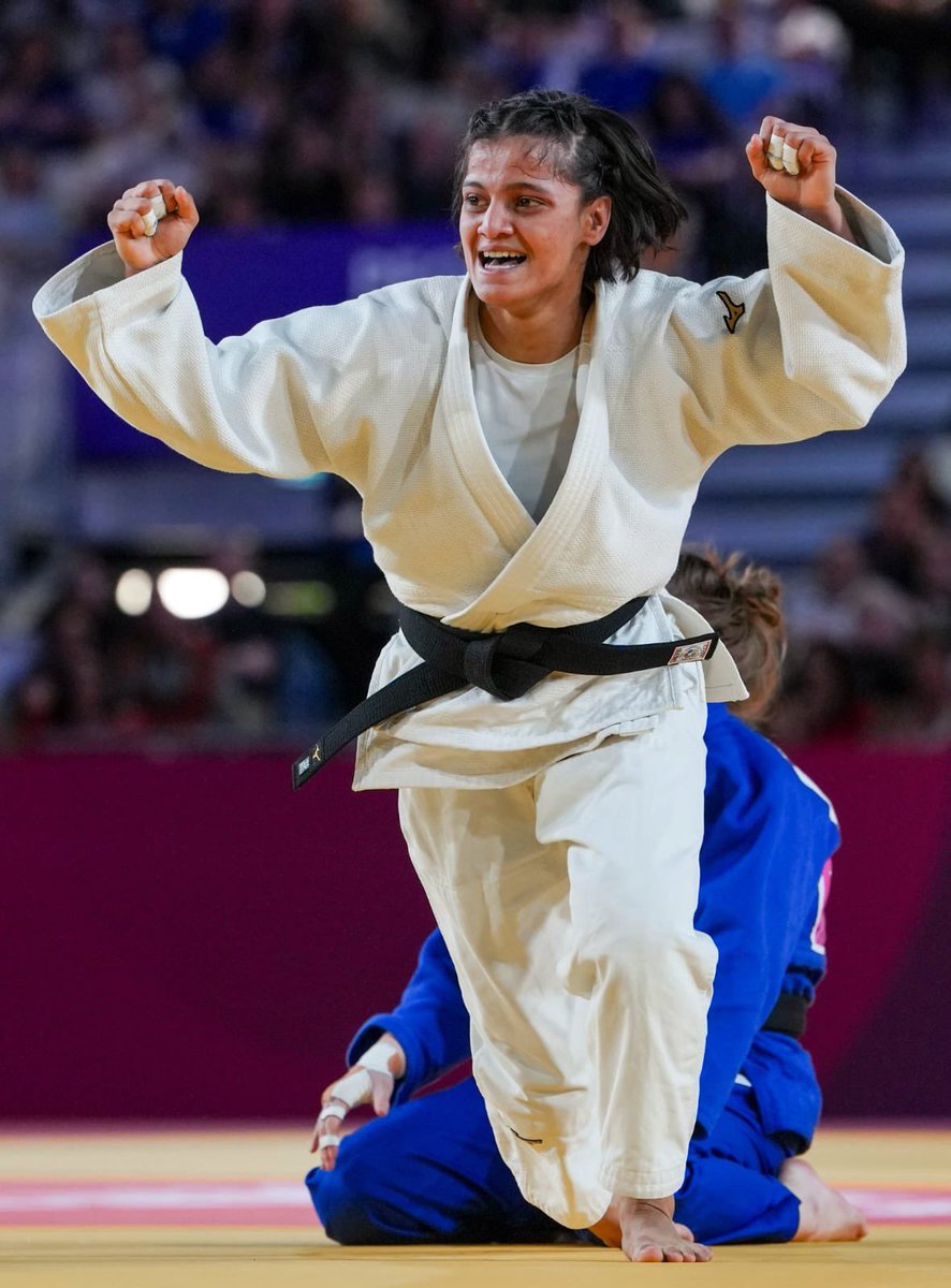 MeghUpdates's tweet photo. 🚨 DOUBLE GOLD FOR INDIA 🥇

Asmita Dey wins Gold in the women's 48kg judo event, becoming the first Indian woman judoka to win Commonwealth Games Gold.

Harsh Singh also bags Gold. 

=> What a day for India 🇮🇳 https://t.co/qcJLAtVvcT