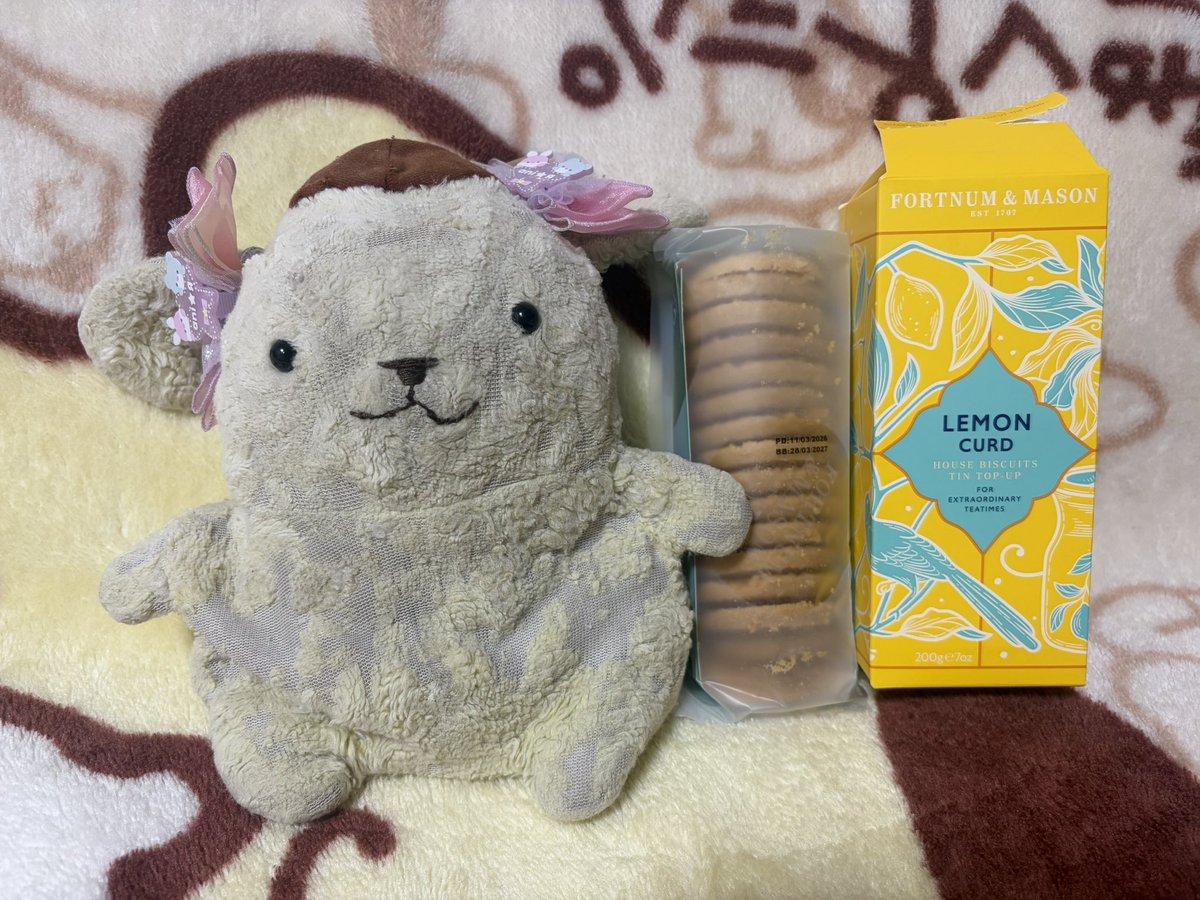 pakupurinn's tweet photo. U・ω・Ｕ『プリンのファン8/1から3ねんかん🇬🇧イギリスにちゅうざいすることになって、このまえあいにきてくれたプリっ❗️

さいきんもイギリスにいって、フォートナムメイソンのクッキーおみやげにくれたプリっ🍪🎁😊💕

🇬🇧あそびにきてっていわれたプリっ😊🙌❣️』
#TULLYSCOFFEE
#FortnumandMason https://t.co/d8CHWJ3497