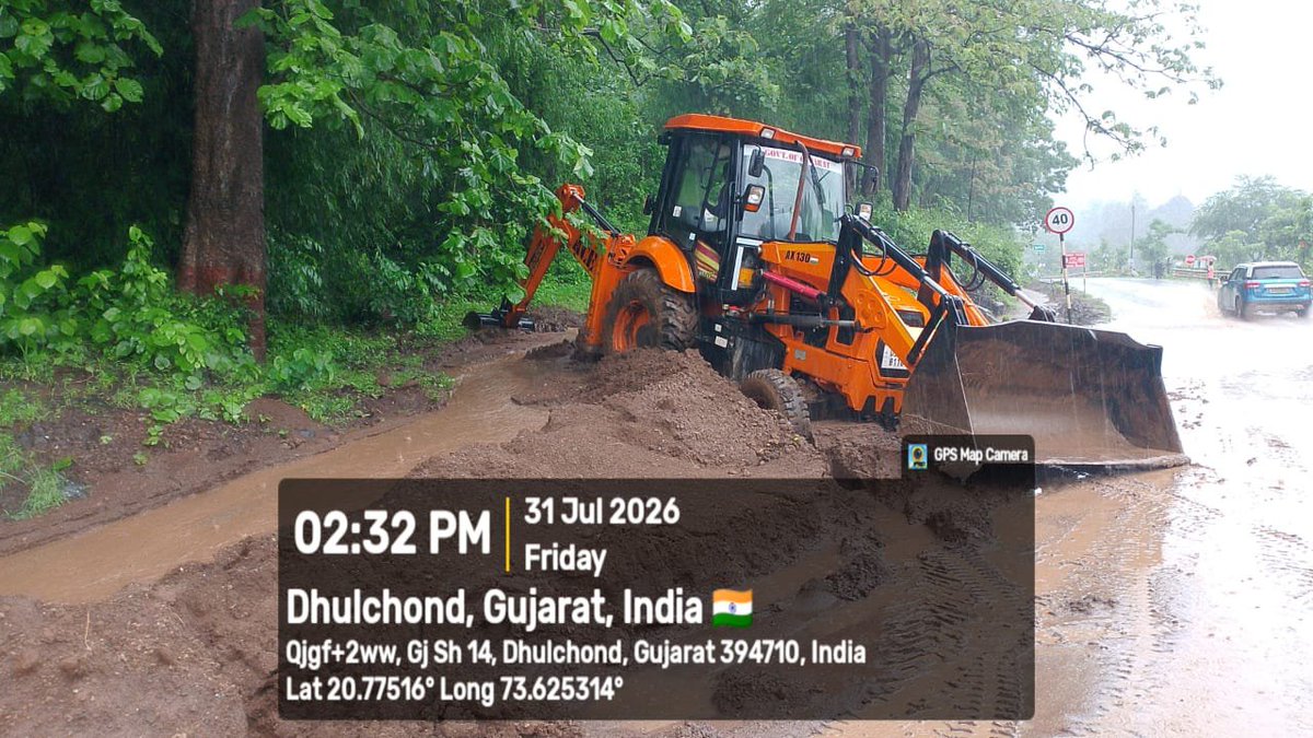 InfoDangGog's tweet photo. ડાંગ જિલ્લામાં આજરોજ પડેલા ભારે વરસાદના કારણે આહવા-નવાપુર રોડ તથા આહવા-વઘઈ રોડ પર કેટલાક સ્થળોએ માટી ધસી આવી હતી, જેના કારણે વાહનવ્યવહારને અસર થવાની સ્થિતિ સર્જાઈ હતી.

ભારે વરસાદ વચ્ચે આહવા-નવાપુર અને આહવા-વઘઈ માર્ગ પર તાત્કાલિક કામગીરી કરી, વાહનવ્યવહાર પૂર્વવત કરાયો : https://t.co/j5F3HRIwJo