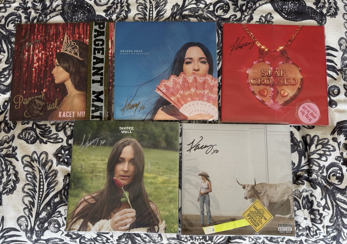 hcp2esq's tweet photo. My Kacey Musgraves Signed Vinyl ✨ https://t.co/5PQC2vwCb0