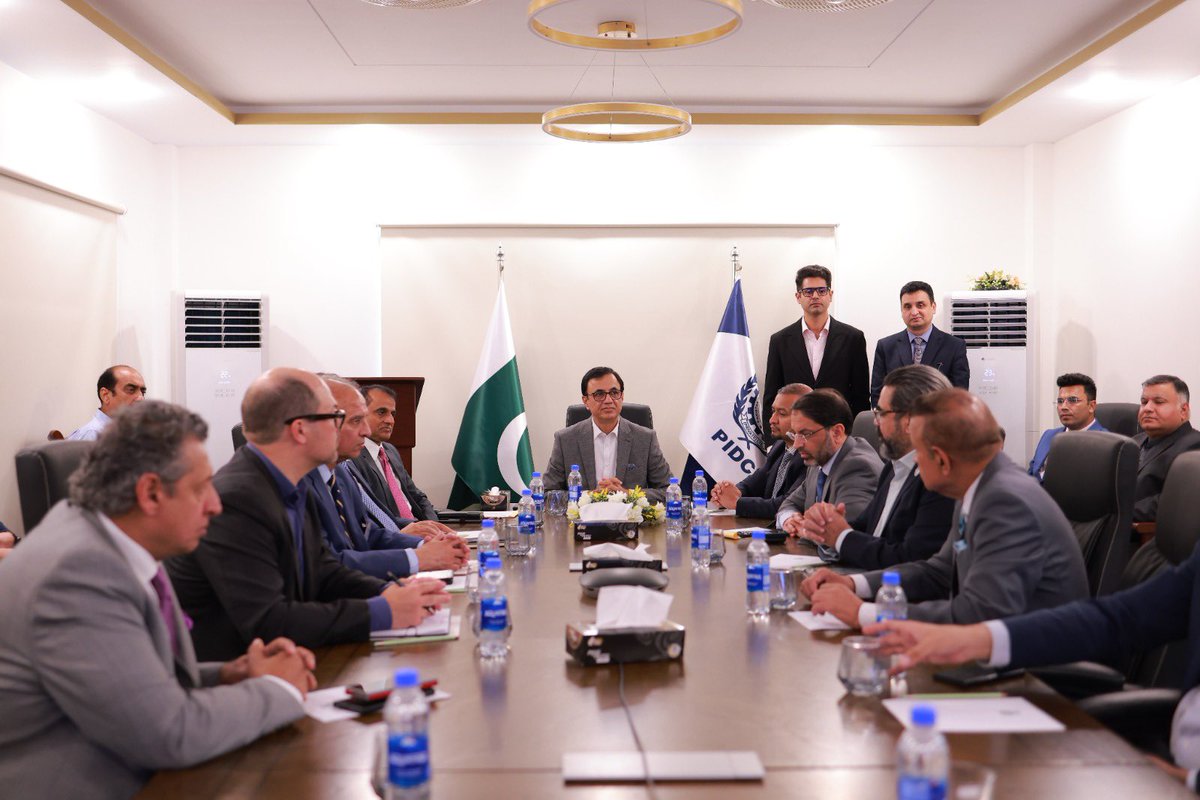 sifcpakistan's tweet photo. US Business Delegation in Pakistan | Exploring Investment Opportunities in Karachi 

Facilitated by SIFC, the US Business Delegation received a briefing from the CEO PIDC before undertaking a site visit to the BQIP and Karachi Industrial Park (KIP), gaining firsthand insight into Karachi's industrial infrastructure, manufacturing capabilities, and future expansion plans.

The visit also featured discussions on export-oriented industries, investment incentives, and opportunities for collaboration in industrial development, underscoring Pakistan's growing potential as a competitive destination for global investment.
