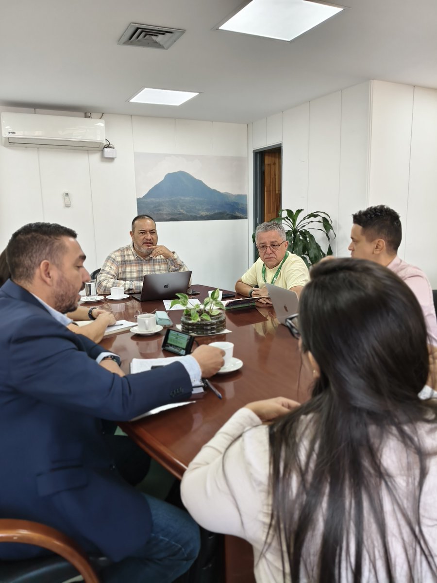 SENA_Antioquia's tweet photo. 🤝📚El Director (e) Regional del SENA Raúl Olarte, sostuvo un encuentro con la Secretaría de Educación del Distrito de Ciencia, Tecnología e Innovación de Medellín 🏙️, con el fin de extender el convenio de articulación con la educación media de los colegios de la ciudad. 💚 https://t.co/cG2tUvPm0d