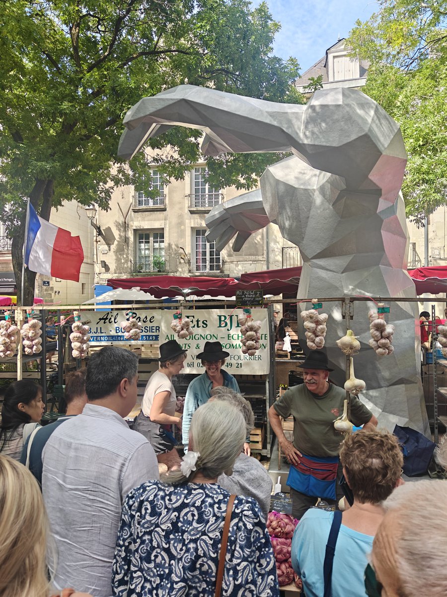 GuillaumeDehaez's tweet photo. Dimanche dernier était placé sous le signe de la convivialité à la foire à l’ail et au basilic de Tours 🌿

Belle déambulation avec le maire, beaucoup de monde, beaucoup d’échanges.

Un vrai moment de proximité et de succès populaire.

#Tours #Proximité #Foire #Convivialité https://t.co/hMoulgITnz