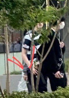 AnjarTaskhirah's tweet photo. @ygnbii Coba kamu lihat, yang pake baju hitam putih strip itu visual boy, sedangkan short boy (yang pendek) ada d belakang visual boy, jadi short boy tidak kelihatan, jadi mereka hari ini keluar ada 6 orang https://t.co/HtnVEGj7wB