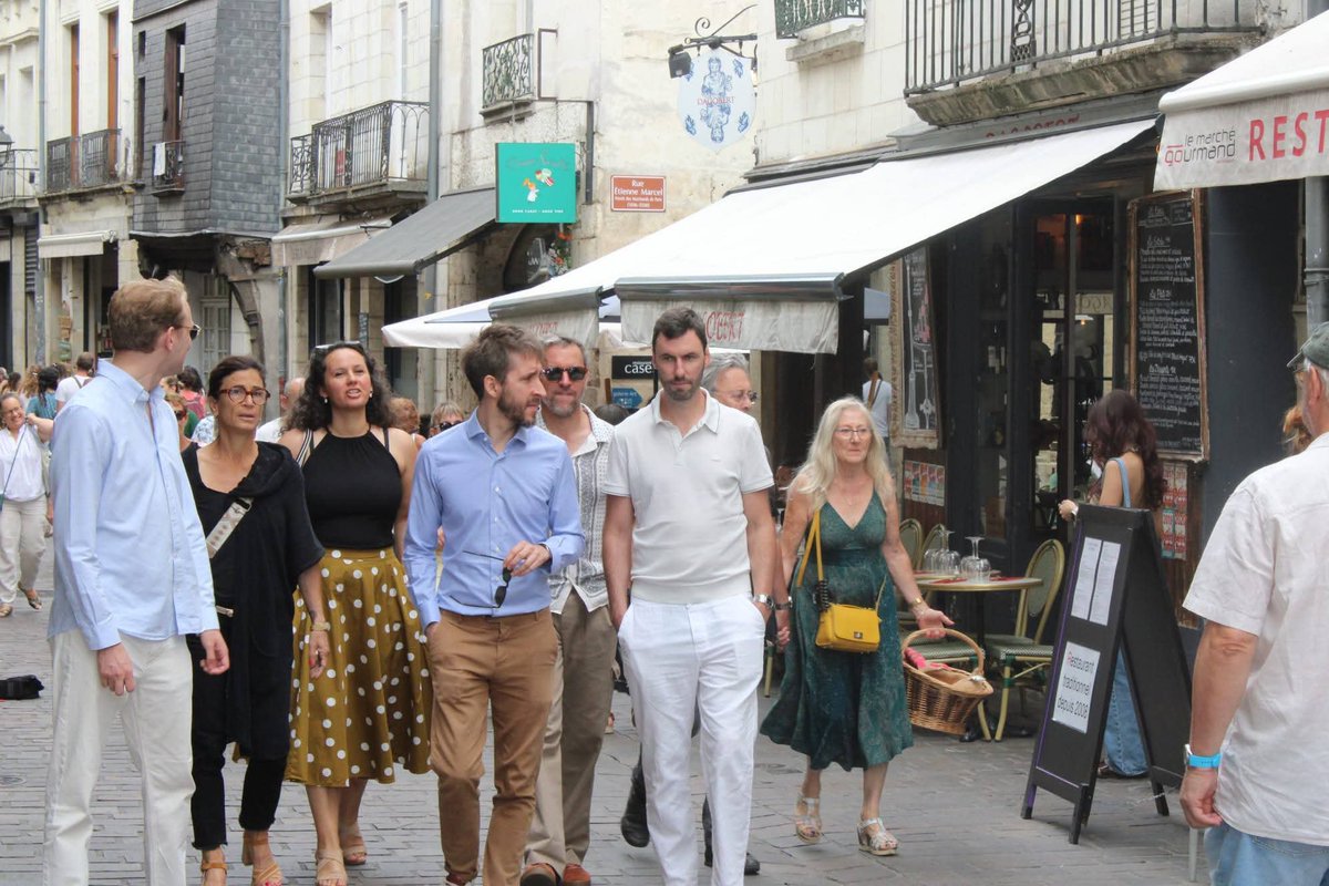 GuillaumeDehaez's tweet photo. Dimanche dernier était placé sous le signe de la convivialité à la foire à l’ail et au basilic de Tours 🌿

Belle déambulation avec le maire, beaucoup de monde, beaucoup d’échanges.

Un vrai moment de proximité et de succès populaire.

#Tours #Proximité #Foire #Convivialité https://t.co/hMoulgITnz