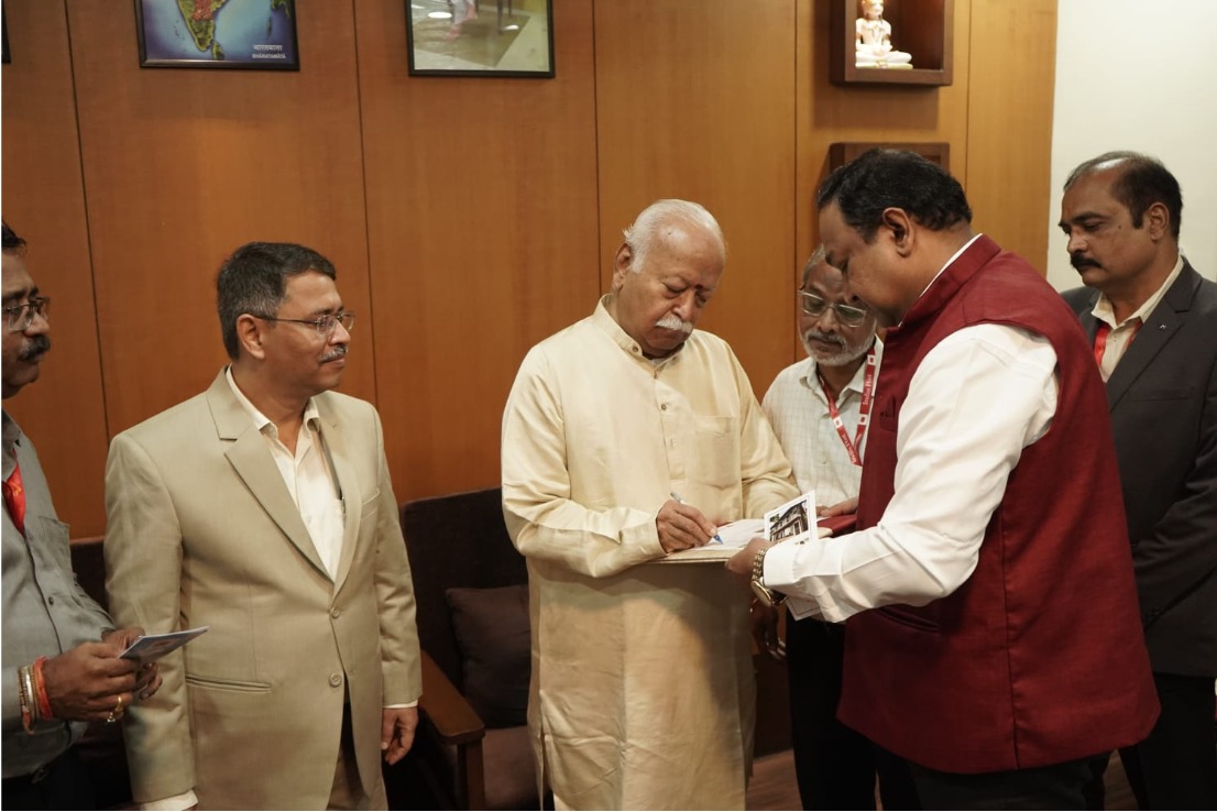 NagpurRegion's tweet photo. Nagpur, July 31, 2026: India Post, Nagpur, released a Special Cover and Permanent Pictorial Cancellation on Dr. Hedgewar Niwas, Nagpur, in the presence of Dr. Mohanji Bhagwat and Shri Ramchandra Jayabhaye, Chief Postmaster General, Maharashtra Circle. https://t.co/oqMQyUWmOk