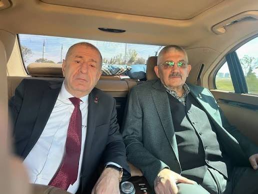 MilliyetciX's tweet photo. Ümit Özdağ’ın sağ kolu, sosyal medyada itibar suikastleri düzenleyen Zafer Partisi Genel Sekreteri Cezmi Polat’ın oğlu Burak Polat, Etimesgut Belediyesine düzenlenen operasyonda gözaltına alındı.

Ne karşılığında belediyede işe alındığı kamuoyunun merak konusu… https://t.co/NGDIElPvGC