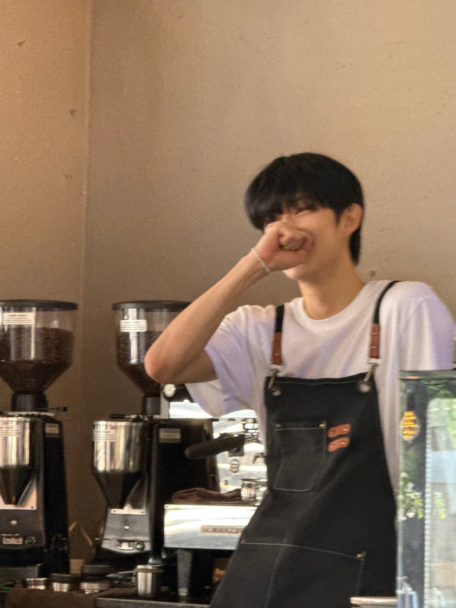 geonwoonoona's tweet photo. Lagi mandangin barista ganteng  ☺️

#ALLYZSELCADAY #AZSD #ALLYZ #GEONWOO #건우 #김건우 https://t.co/nYJ7YEZ71o