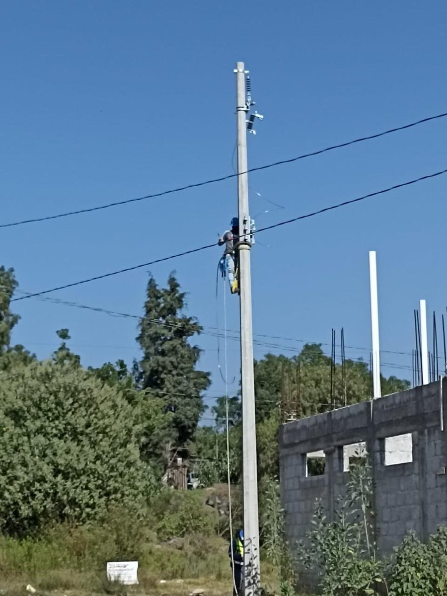 SamaraUikani's tweet photo. #Tulancingo | Siguen avanzando los trabajos para llevar energía eléctrica a la colonia La Rayuela, gracias a la gestión del Movimiento Antorchista. 🔥🚩 https://t.co/8S2m1bg1G1