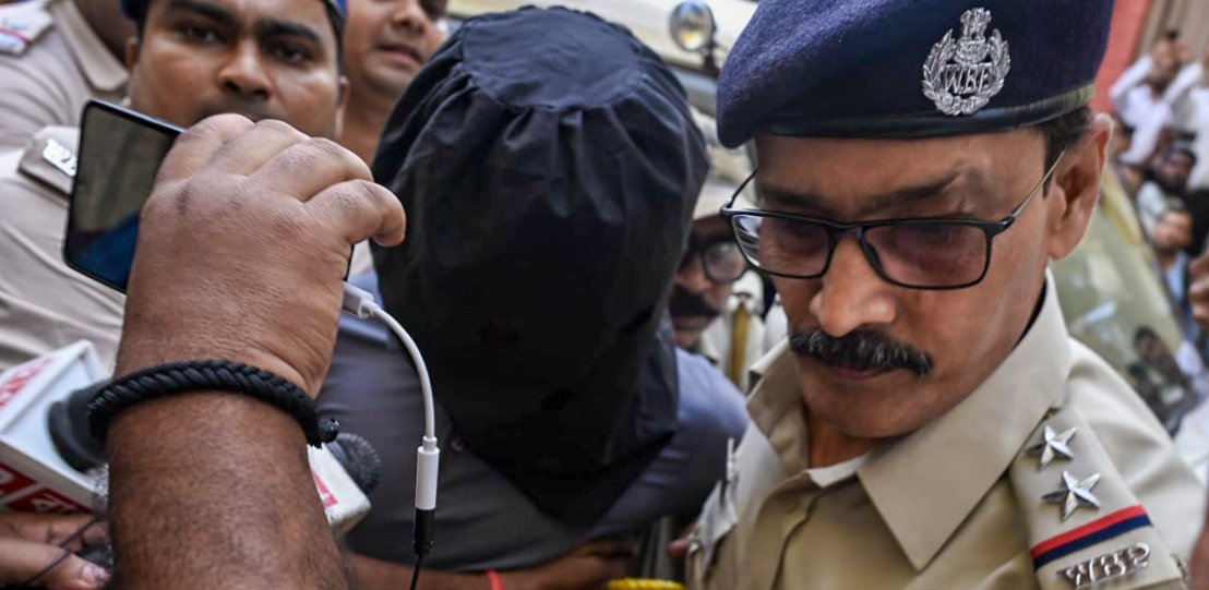 PTI_News's tweet photo. STORY | Suspected JeM operative held in Bengal; STF probes espionage network targeting VIPs, BJP leaders

A suspected operative of Pakistan-based terror outfit Jaish-e-Mohammed (JeM) was arrested in West Bengal's Purba Bardhaman district, and investigators believe he could be part of an ISI-backed network tasked with collecting intelligence on VIPs including BJP leaders, recruiting operatives and laying the groundwork for possible terror activities in the state.

READ: https://t.co/w0ZYKJcF7Q