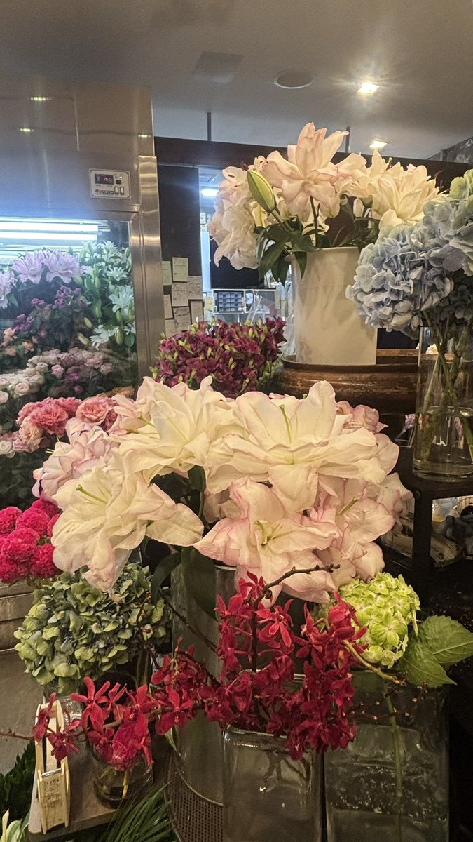 Erponpox's tweet photo. 銀座の花屋さん
接客親���だし、お花の管理状態も良くて最高だった。 https://t.co/Vl0c8P52Ms