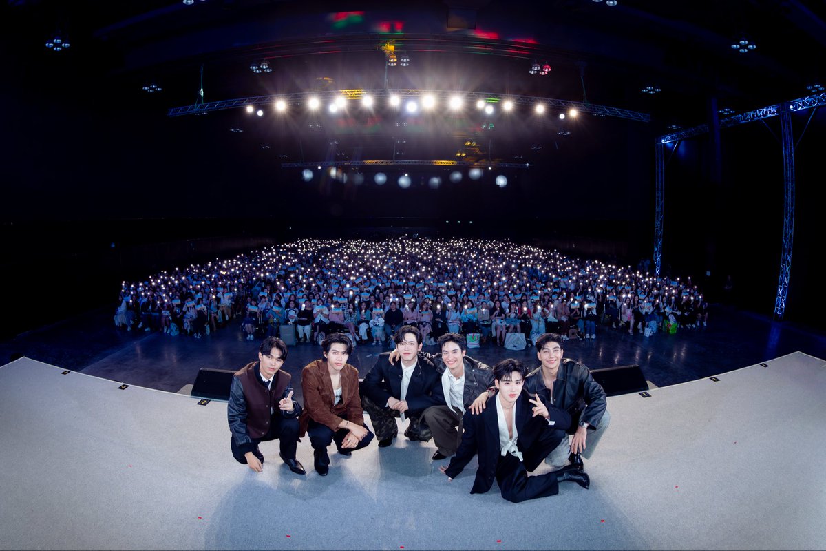 ADogandAPlane's tweet photo. ขอบคุณแฟนๆ ทุกคนที่มาร่วมส่งท้ายตัวละครไปพร้อมกันใน "หมาเห่าเครื่องบิน Final EP. Fan Meeting 🐶✈️" ตอนนี้พวกเราเดินทางมาถึงจุดหมายแล้ว ขอบคุณที่สนับสนุน และติดตามซีรีส์กันมาตลอด 10 EP. หลังจากนี้ถ้าคิดถึงเรื่องป่วนๆ หรืออยากได้รับความสุขจากพวกเราก็กลับมารับชมซีรีส์กันได้อีกนะครับ ไว้เจอกันใหม่โอกาสหน้า สำหรับวันนี้เดินทางกลับบ้านโดยสวัสดิภาพครับ 💕 

#ADogAndAPlaneFinalEP

“หมาเห่าเครื่องบิน A Dog and A Plane” 🐶✈️
รับชมย้อนหลังครบทุกตอนทางแอปพลิเคชั่น TrueVisions NOW เท่านั้น

#GMMTV