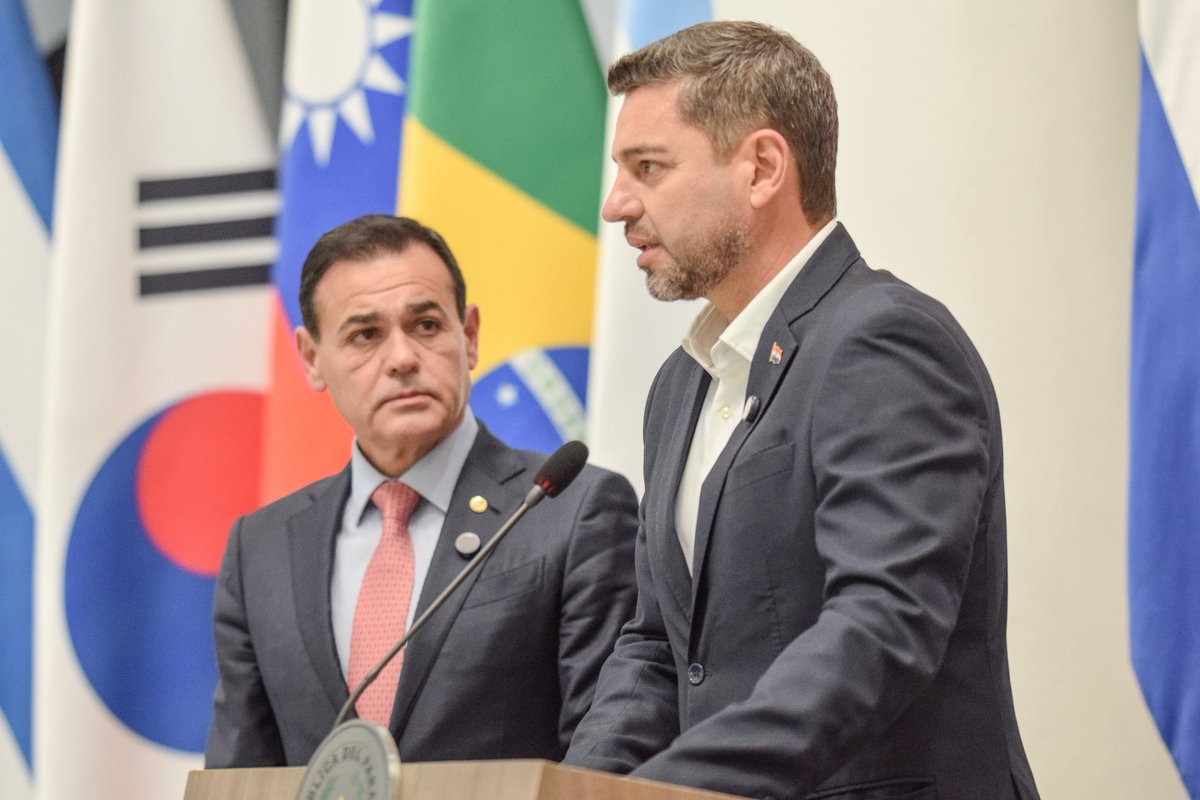 ViceParaguay's tweet photo. Vicpresidente @AllianaPedro: "Hoy lo comunicamos formalmente al gobierno brasileño por los canales diplomáticos correspondientes.

La distorsión de los hechos históricos no contribuye a consolidar el futuro común de nuestros pueblos. Por el contrario, revive viejas aflicciones que afectan la dignidad de sus habitantes.

Es por eso que debemos trabajar en conjunto para cerrar definitivamente las heridas del pasado, abordar esa etapa de nuestra historia con prudencia, con responsabilidad y, sobre todo, con apego a la verdad histórica. Sólo sobre esa base es posible fortalecer una relación de confianza y respeto recíproco entre nuestras naciones."