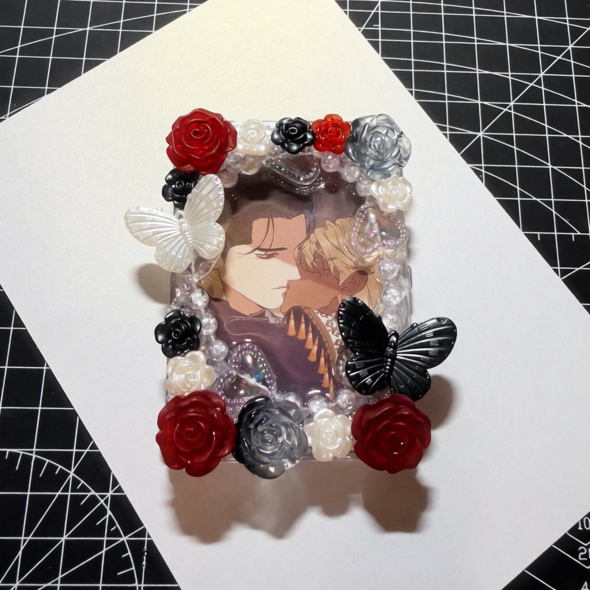 1397mmn's tweet photo. The Arts and The artist 🎨✨❤️🖤 (@_TokyoBug ) #เฟรมการ์ดสองมอ #รีวิวให้สองมอ https://t.co/9wFPidLmmY