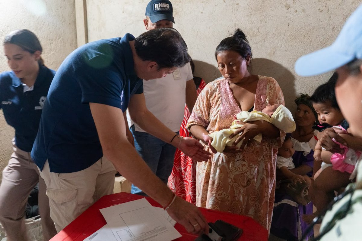 Registraduria's tweet photo. En desarrollo del Plan Masivo de Identificación que lidera el registrador nacional, Hernán Penagos, llegamos hasta 📍 Siapana, La Guajira, para seguir cerrando brechas en el acceso al derecho fundamental a la identificación de las comunidades indígenas wayúu.

 "La identificación es la puerta de entrada al ejercicio de los derechos fundamentales. Sin un documento de identidad no es posible acceder a servicios básicos ni ejercer derechos políticos. 

Con esta ya son nueve las jornadas realizadas en La Guajira. Gracias a este trabajo hemos brindado 1.310 atenciones a las comunidades indígenas wayúu, acercando la oferta institucional del Estado a uno de los territorios más apartados del país", señaló el Registrador Nacional.