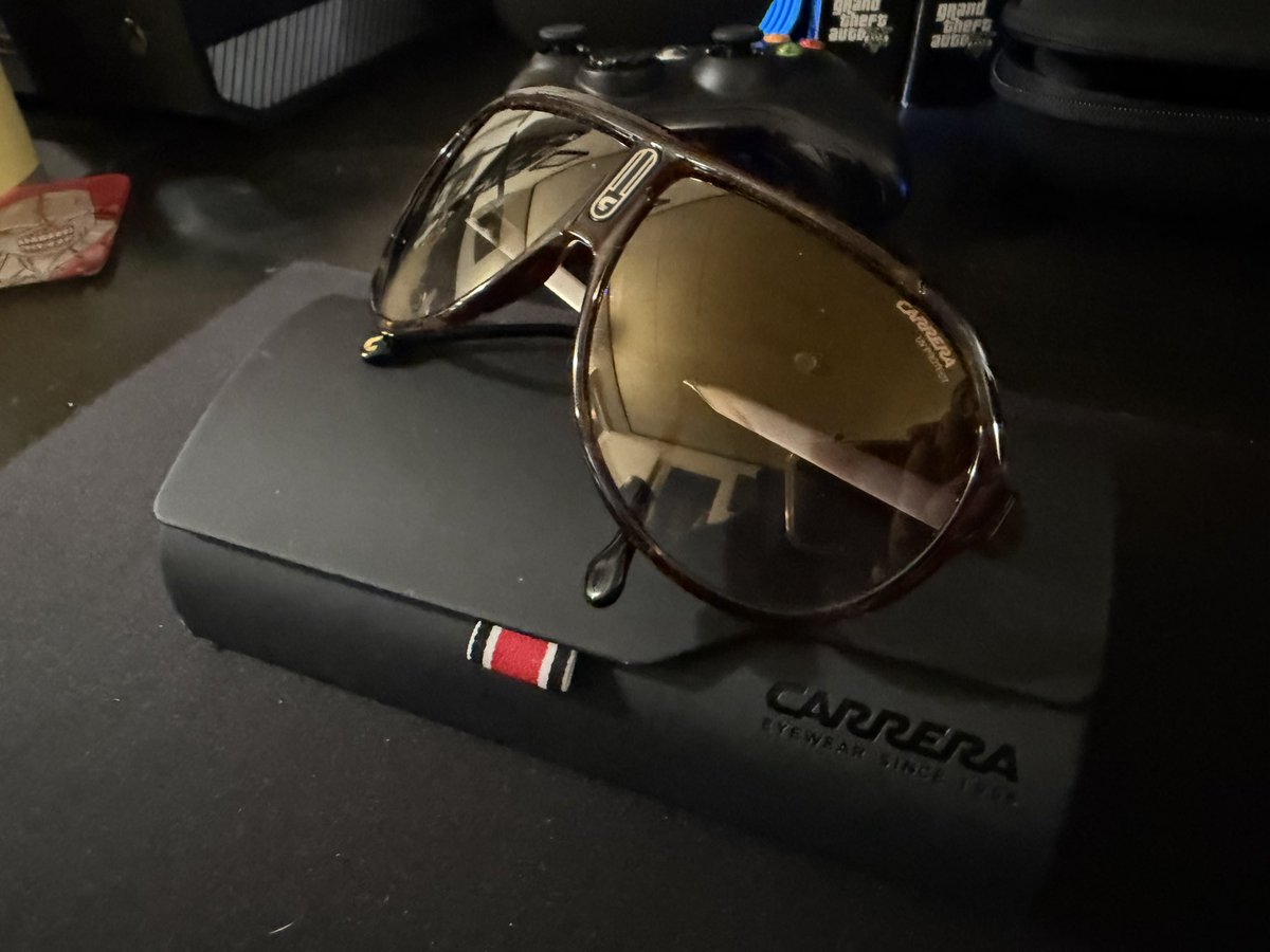 TheFoxEssence's tweet photo. @SonnyCrockett92 I’m going to wear my Carreras and a white blazer today 

I managed to find Crockets sunglasses from episode 1 and I love em! 

Also had to get the Wayfarers of course https://t.co/vtqpFW2iC6