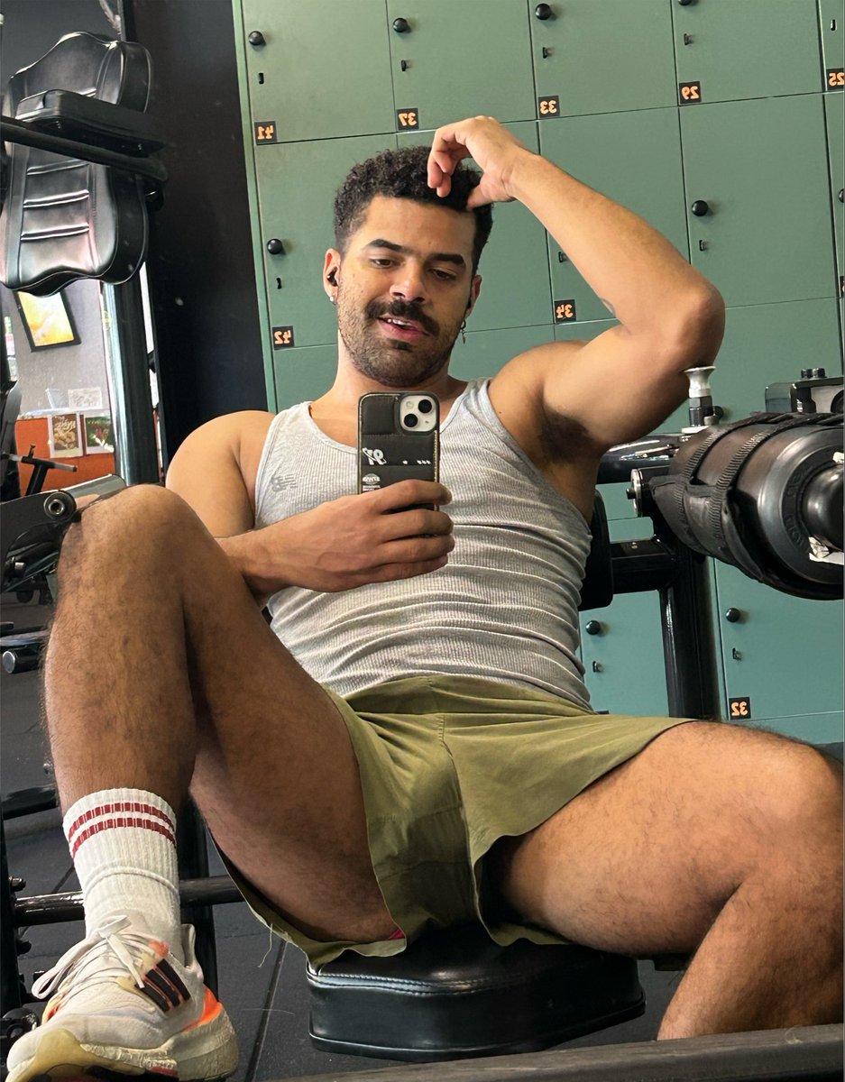 EvanPoison__'s tweet photo. Legs day 💦 https://t.co/2sMR4Zc1ik