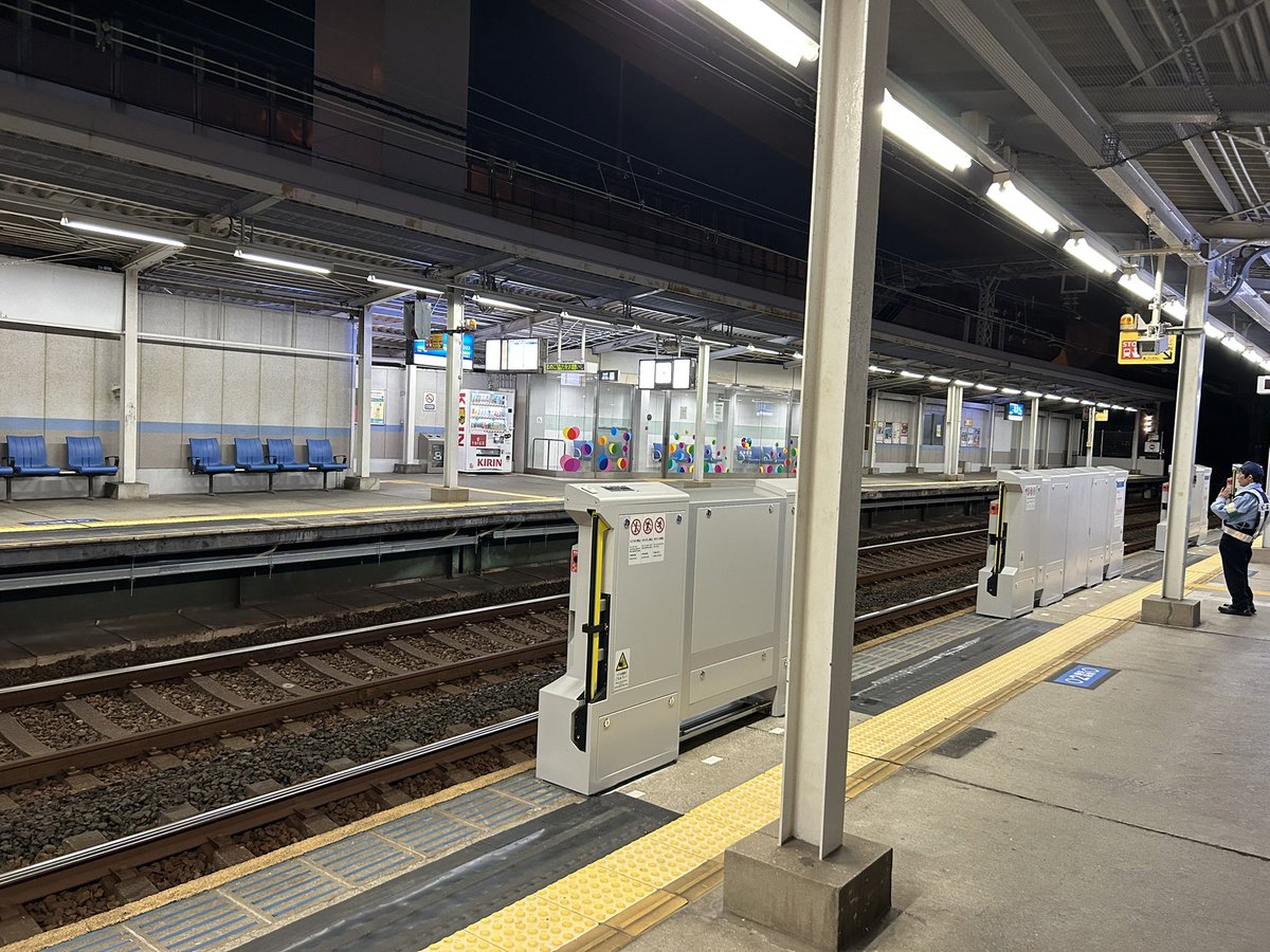 mik0721's tweet photo. 阪神本線のホームに突如現れた謎のマーク。
これのためだったのね🚃 https://t.co/sMEKGRfTrh