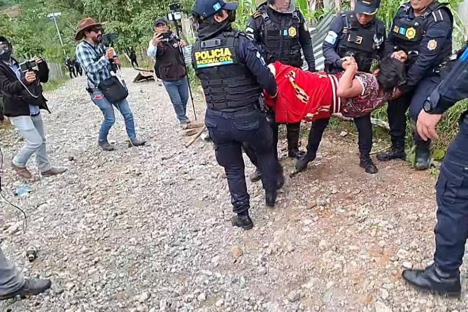 ClarOscuroNews's tweet photo. DIRIGENTES  DE NEBAJ PIDEN AL HIJO DE LA SEÑORA QUE YA NO APAREZCA O SERA CASTIGADO

Lideres indígenas de Nebaj, Quiché advierten al hombre que desalojó a su madre de su casa en Nebaj Quiché, que abandone la comunidad o al contrario será desalojado tambien de la comunidad. https://t.co/rbVuu3vFpX
