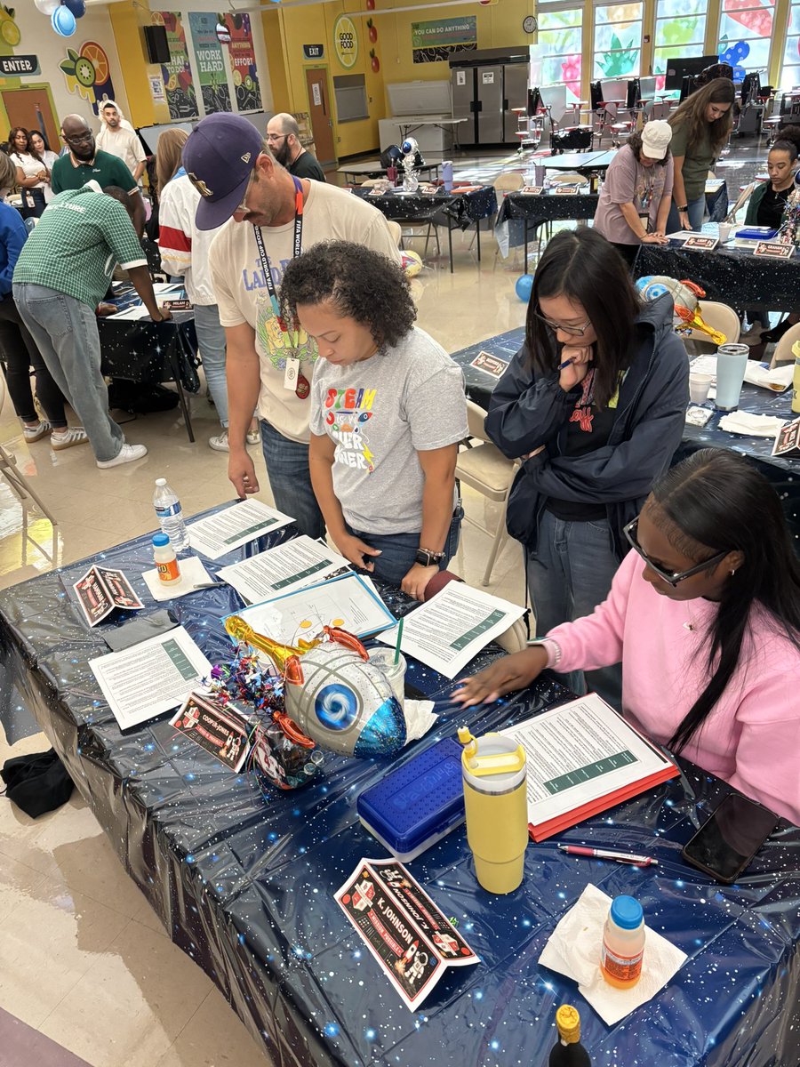 REDSTEM_Magnet's tweet photo. It was Day Two of professional development for the teachers. There was plenty of honing educational skills, understanding expectations, and teamwork opportunities, but there is also a little treat from Danger Magic.
@REDSTEM_Magnet
#TeamRedSTEM
@HoustonISD https://t.co/NcBJeyFXGw