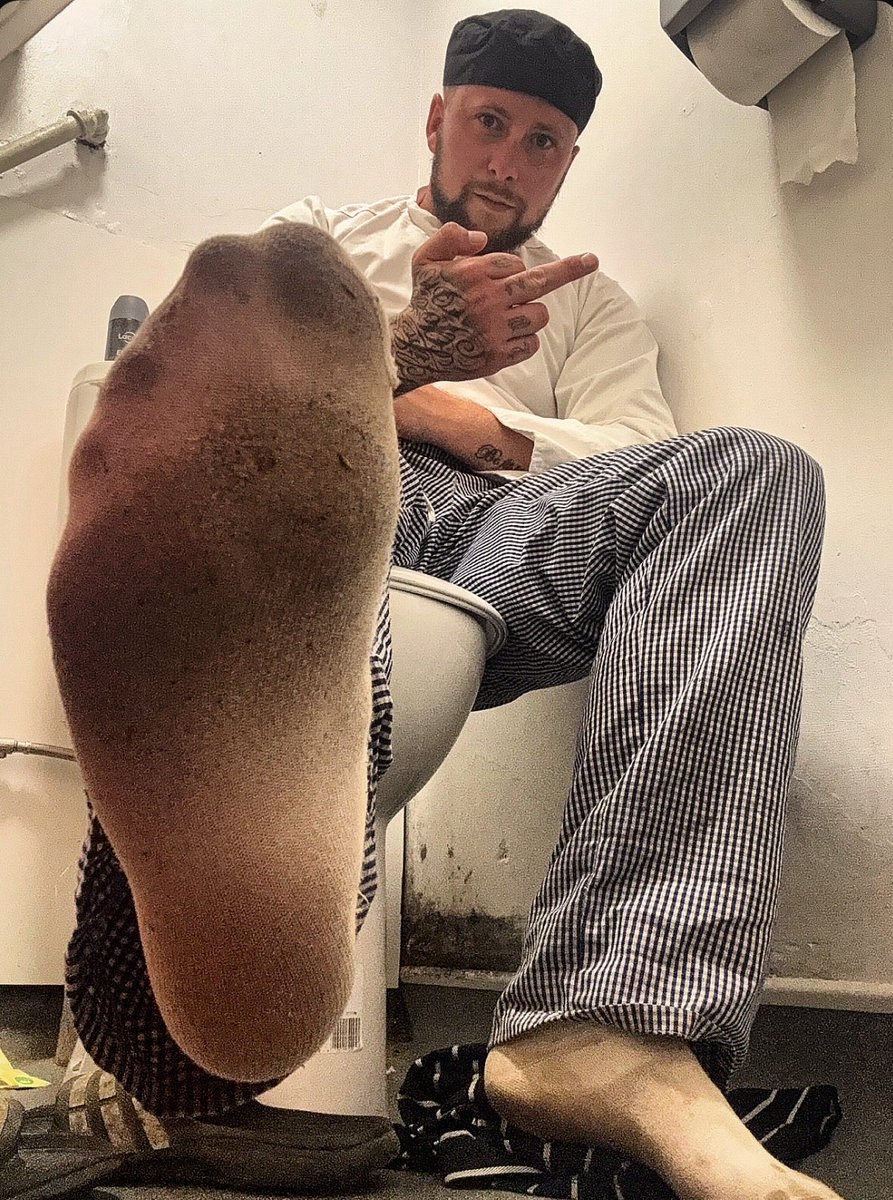 MasterTsoles's tweet photo. Imagine me working all day with my stinky sweaty feet and making you sniff my dirty socks😈👣

#findom #alpha #feet #master #dirtysocks https://t.co/t2YsMmtHYl