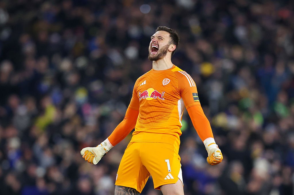 ToroGoal's tweet photo. ‼️🧤 La situazione per Lucas #Perri al @TorinoFC_1906 è invariata. Il portiere è un promesso sposo del #Torino, che deve solo attendere le tempistiche del @LUFC: non è stato ancora chiuso del tutto e formalizzato l'arrivo di James #Trafford.
Le intese col Leeds e col brasiliano (con passaporto italiano) sono state raggiunte verbalmente da tempo per un prestito con diritto di riscatto.
Non risultano ritardi o slittamenti delle visite mediche (che, semplicemente, non sono ancora mai state fissate) né tantomeno problematiche sulle commissioni degli agenti del giocatore.
L'operazione è impostata, in attesa che il Leeds riesca finalmente a finalizzare l'accordo per Trafford e dare il via libera per Perri. Il portiere questa notte non era nemmeno in panchina per l'amichevole contro il Sunderland, ma si trova ancora nel ritiro statunitense del club inglese.
Come sempre raccontato, il ds Petrachi ha fatto la sua scelta per la porta: ogni momento può essere quello giusto per portare a termine l'incastro. #calciomercato