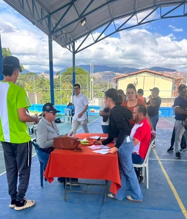 InttContigo's tweet photo. Con el objetivo de fortalecer la atención a los usuarios, el INTT desplegó una jornada especial de trámites en El Tocuyo, estado Lara. En este contexto, trabajadores de la institución brindaron atención personalizada a los habitantes. https://t.co/rt6x17YARv
