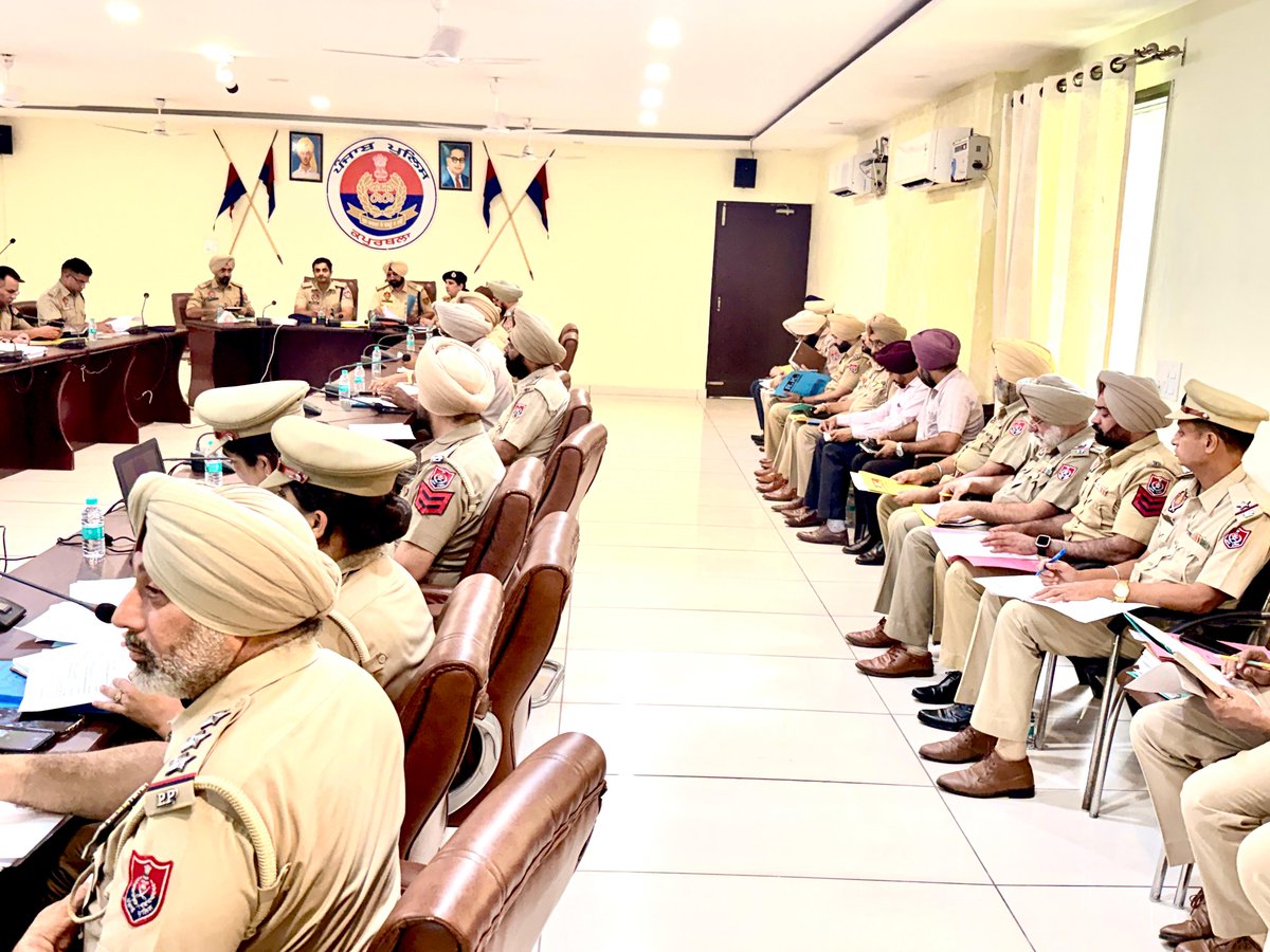 PP_kapurthala's tweet photo. Today SSP Kapurthala held a crime meeting with all GOs and SHOs and instructions were issued regarding maintaining law and order in the district, control of drug trafficking, speedy disposal of pending applications, cases under investigation, arresting fugitives etc. https://t.co/N0l9SgHsNH