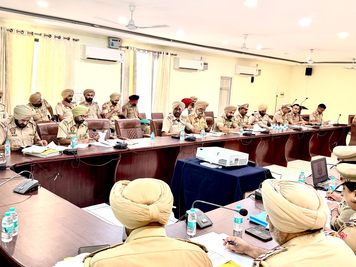 PP_kapurthala's tweet photo. Today SSP Kapurthala held a crime meeting with all GOs and SHOs and instructions were issued regarding maintaining law and order in the district, control of drug trafficking, speedy disposal of pending applications, cases under investigation, arresting fugitives etc. https://t.co/N0l9SgHsNH